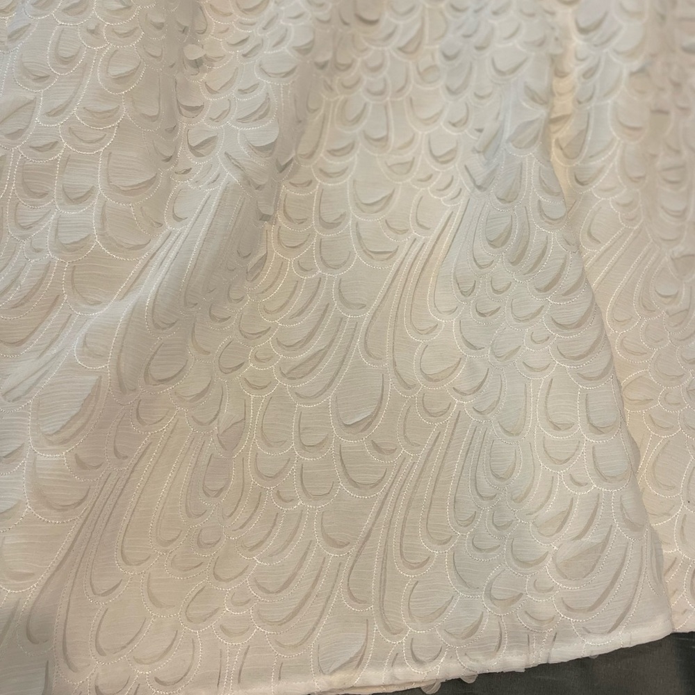 Gorgeous white skirt (on right) - Picture 5 of 8